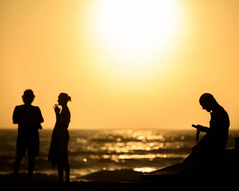 Eastern Australia Swelters in Severe Heatwave, Bushfires Rage