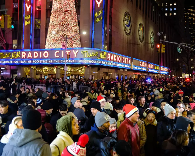 US Economy Surges 4.3% in Q3 as Consumer Confidence Plummets