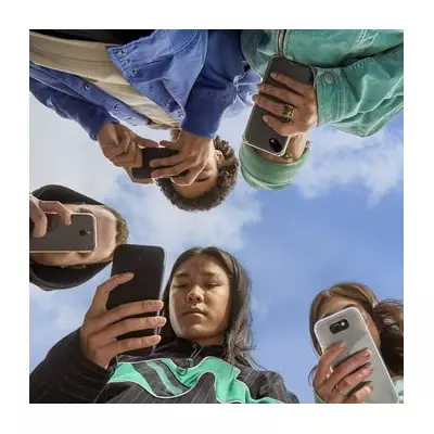 165,000 UK Parents Sign Pact to Delay Smartphones for Kids This Christmas