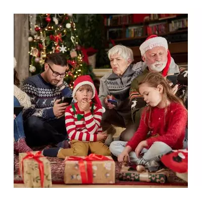 Children's Tsar Urges Phone-Free Christmas as 48% of Parents Allow Devices at Table