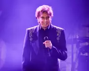 Barry Manilow, 82, Diagnosed with Lung Cancer, Postpones Shows for Surgery