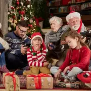 Children's Tsar Urges Phone-Free Christmas as 48% of Parents Allow Devices at Table