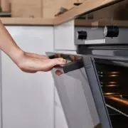 Energy Saving Trust: Stop Opening Oven Door to Cut Christmas Bills
