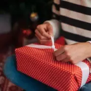 Royal Gift Wrapper Reveals Top 5 Christmas Mistakes & Cost-Saving Hacks