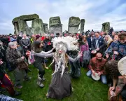 Stonehenge Winter Solstice 2025: Thousands Gather for Sunrise