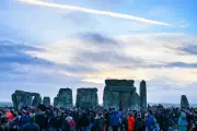 Thousands Celebrate Winter Solstice Sunrise at Stonehenge in Spiritual Gathering