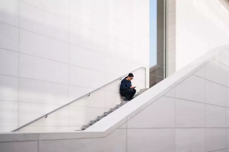 Anti-Doomscroll Influencers: The Surprising Fight Against Social Media Addiction