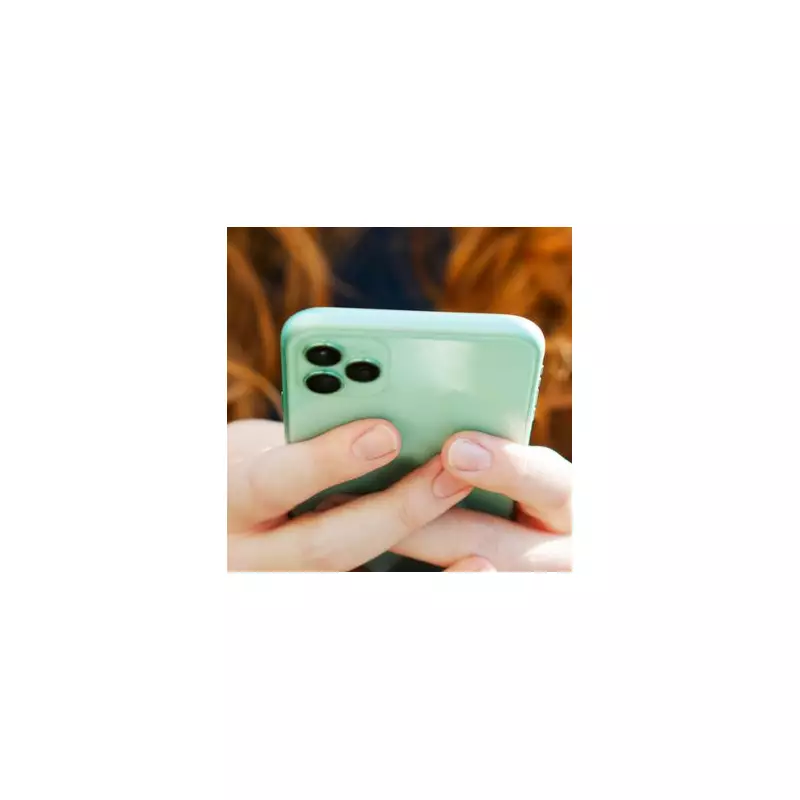 Canadian Woman's 'Genius' Hinge Prompt Has Men Lining Up For Sourdough