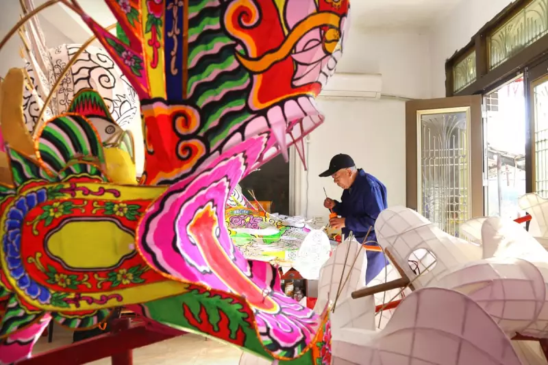 Global Snapshot: From Dragon Lanterns to Cold Marathons - Weekend in Pictures