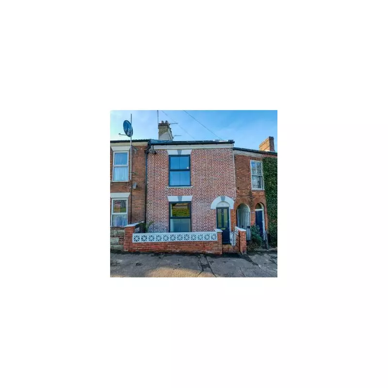 Norwich Terrace's Glass Ensuite Sparks 'Loo Anxiety' Among House Hunters