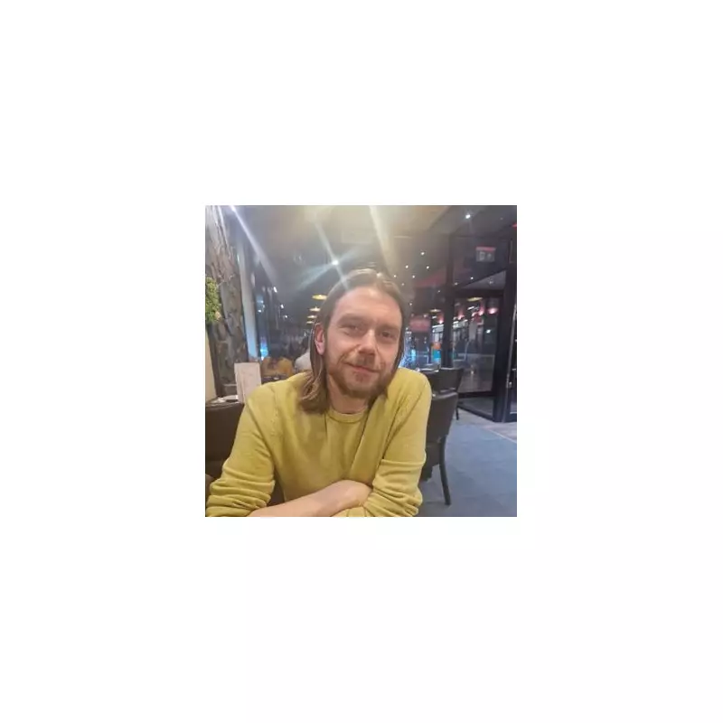 Plasterer's Back Pain Turns Out to Be Terminal Cancer, Marries in Hospital