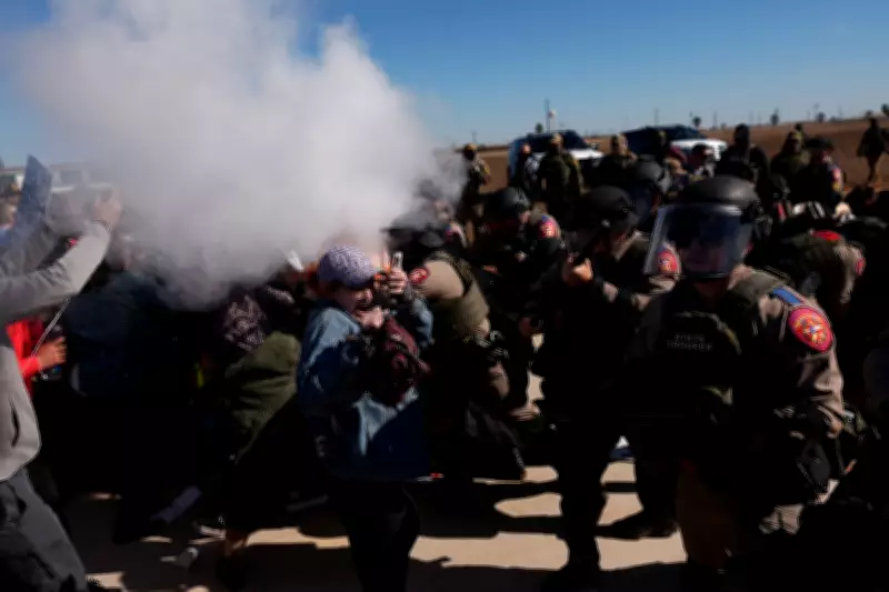 Texas Police Use Chemical Irritants on Immigration Protesters at Detention Centre