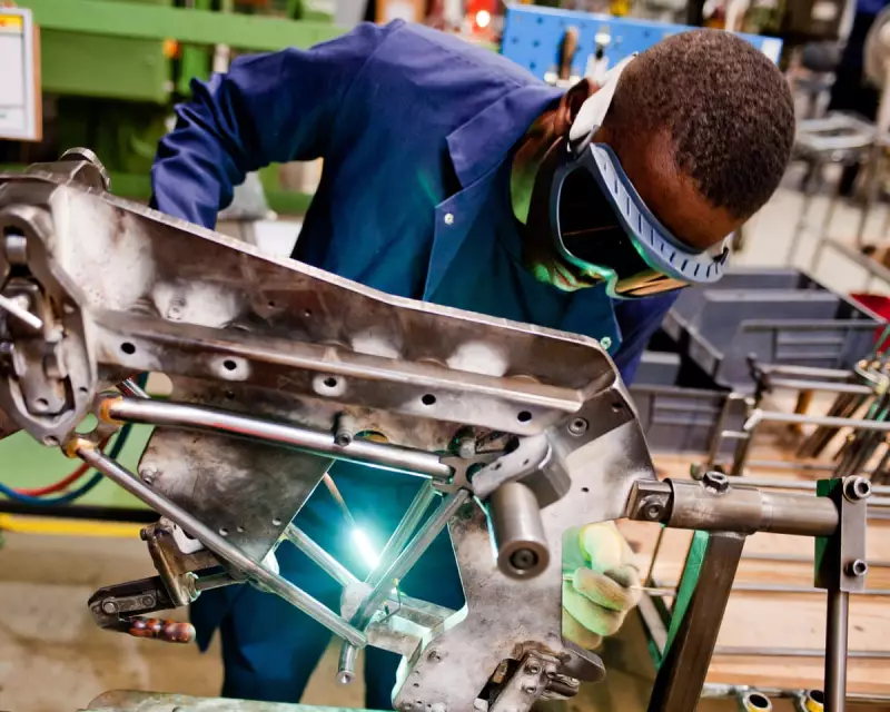 UK Business Confidence Plummets as Hiring Slumps in Late 2025