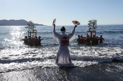 Global Glimpses: From Golden Globes to Political Defections in a Day of Pictures