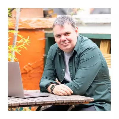 Hypnotherapist's 10-Step 'Mind Method' Aims to Reprogram Cravings Without Weight Loss Jabs