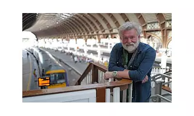 Si King Returns to TV in Britain's Favourite Railway Stations