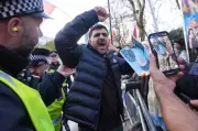 14 Arrested, 4 Officers Hurt in Violent Clashes Outside Iran's London Embassy