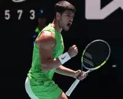 Carlos Alcaraz Dominates Tommy Paul to Reach Australian Open Quarter-Finals