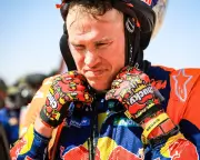 Dakar Rally 2025: Daniel Sanders Vows to Finish Despite Broken Bones