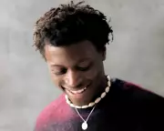 From War-Torn Liberia to Folk-Pop Fame: Mon Rovîa's Journey of Identity and Healing