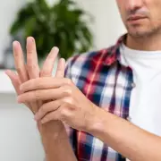 Neurologist's Simple Hand Grip Test Could Reveal Early Dementia Risk