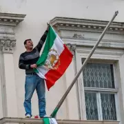 Protester Scales Iranian Embassy in London, Replaces Flag as Met Deploys Reserves