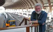 Si King Returns to TV in Britain's Favourite Railway Stations