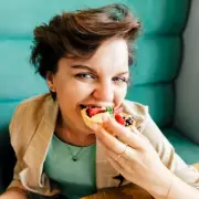 Snacking After 9pm Linked to Higher Cholesterol, Scientist Warns