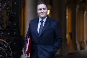 Starmer Demands Cabinet Focus on Cost of Living Ahead of Crucial 2026 Elections