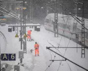 Storm Goretti Batters Europe: 400,000 Without Power, Travel Chaos as Snow Hits