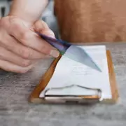 Tourist's £25 Bill Sparks Tipping War After Waiter's 'Cheeky' Note