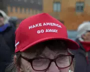 Trump Threatens UK with 25% Tariffs in Greenland Dispute, Politicians Condemn