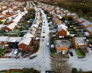 UK and Europe gripped by deep freeze as Met Office extends warnings