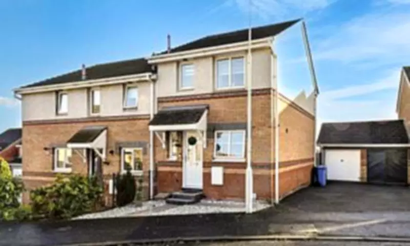 AI Property Photos: Blue Skies and Missing Roofs Spark Buyer Bewilderment