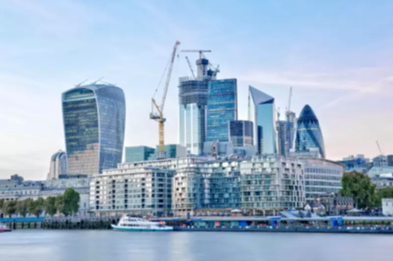 FTSE 100 Slips as AI Fears Hammer Data and Software Stocks