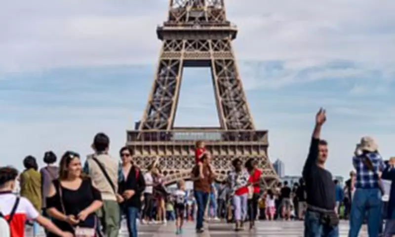 Holidaymakers Sacrifice Sleep for Perfect Instagram Shots at World's Most Impossible Photo Spots