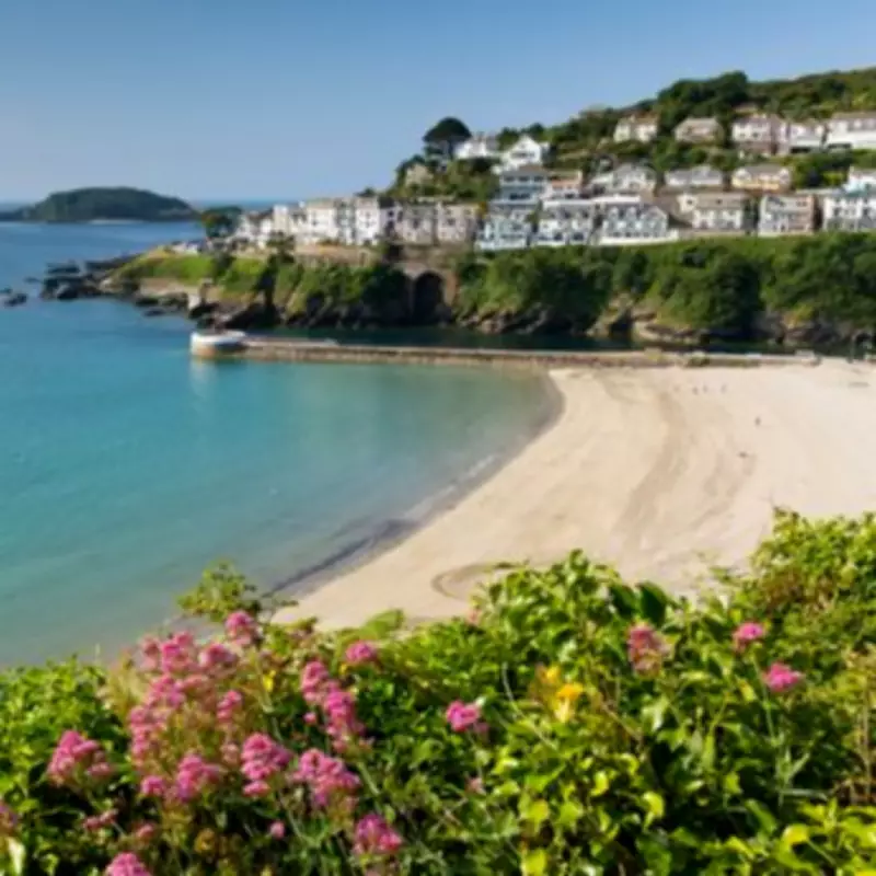 Scenic 35-Minute Railway Journey Connects Cornish Town to Sandy Beach