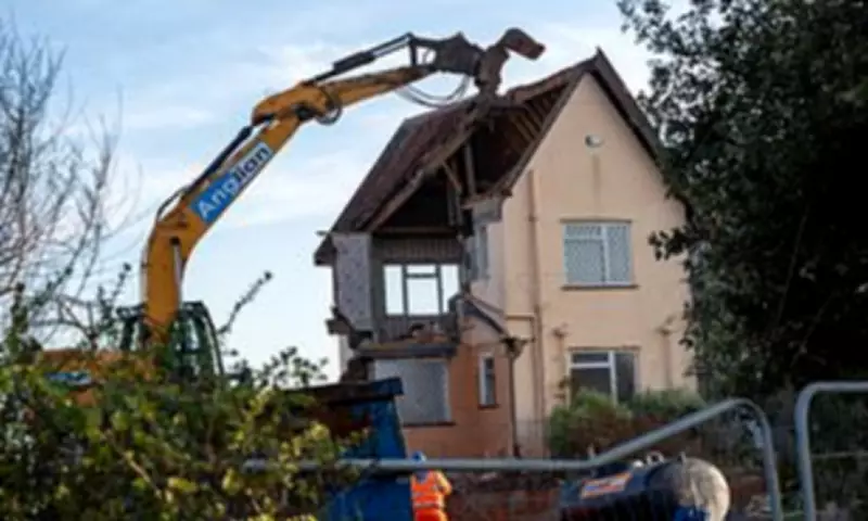 Thorpeness Locals Condemn 'Trauma Tourists' Gazing at Coastal Erosion Demolitions