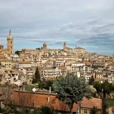 Italian Hilltop Town's 43cm Alleyway Draws Global Tourist Attention