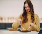 Is Eating Lunch Alone at Work Detrimental to Your Wellbeing?