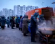 Kyiv Residents Queue for Meals Amid Power Cuts as Ukraine War Talks Reschedule