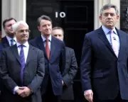 Mandelson's 2009 Bank Collusion Echoes in Labour's Modern Finance Policy