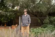Melbourne Gardener Welcomes Wattlebirds to Combat Climate Change Pests