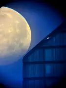 Mimi Mollica's Moon City: Capturing London's Lunar Majesty on an iPhone