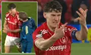 Nottingham Forest Captain Ryan Yates Plays On After Gruesome Finger Injury