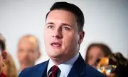 Wes Streeting and Downing Street Clash Over Alleged Briefing and WhatsApp Leaks
