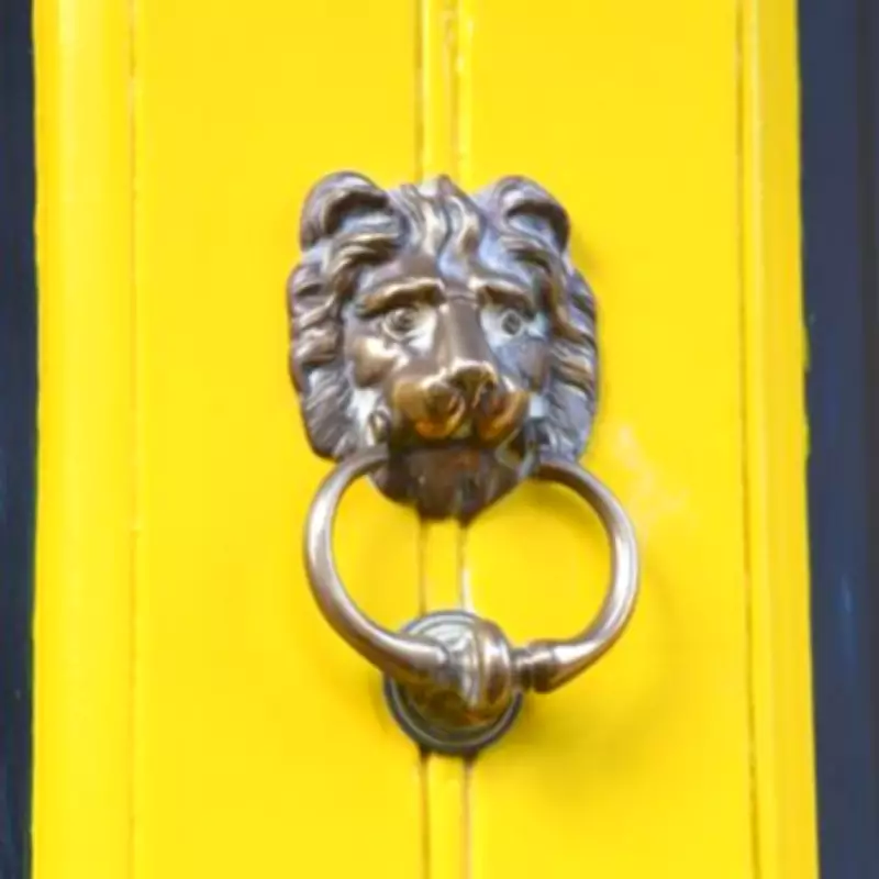 British Family's Front Door Found in US Salvage Shop After 4,500-Mile Journey