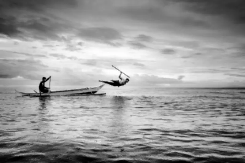 Filipino Photographer Captures Spearfishers in Storm on Smartphone