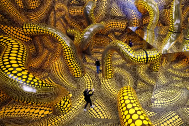 Global Snapshot: Art, Conflict, and Markets in Thursday's Photos