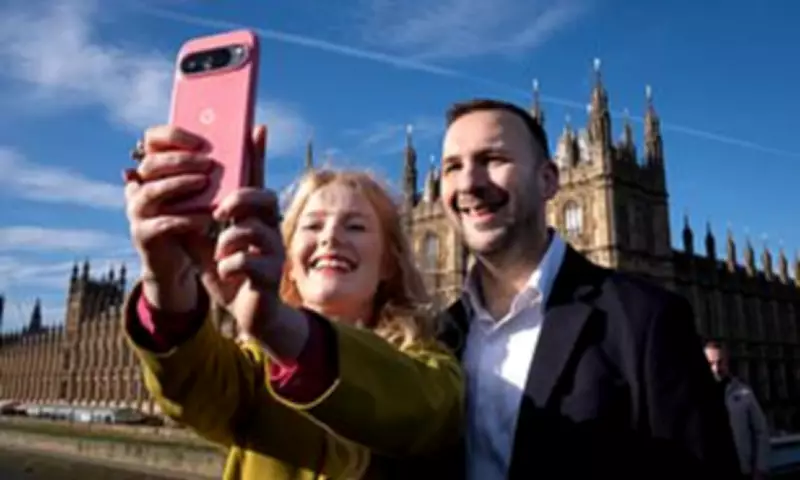 Green Party Leader Demands PM Withdraw US Base Access for Iran Strikes